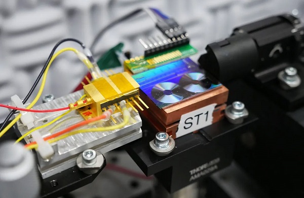 Thước đo ánh sáng cỡ chip: Tiến bộ quan trọng cho GPS và radar
